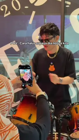 Boleh try guna cara ni kalau crush korang minta tolong.😛 Siapa yang belum follow tu tekan button follow saya also follow @请客哥 Abang Belanja and comment nak akak belanja korang dekat mana Okay🤣 #bello #akakbelanja #belanja #abangbelanja #pov 