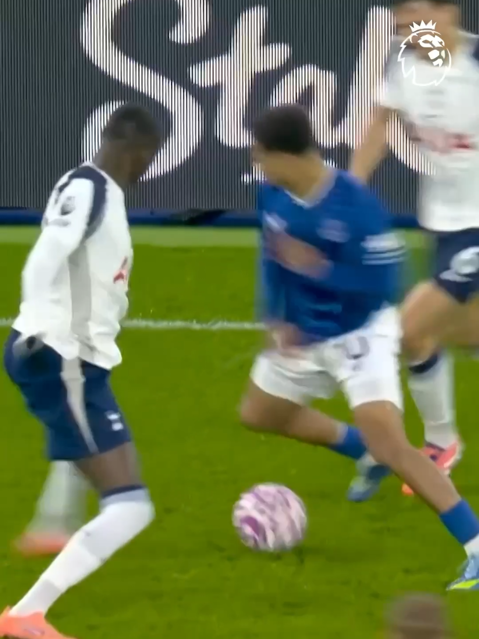 Can't stop Iliman Ndiaye ✨️ @Everton  #PremierLeague 