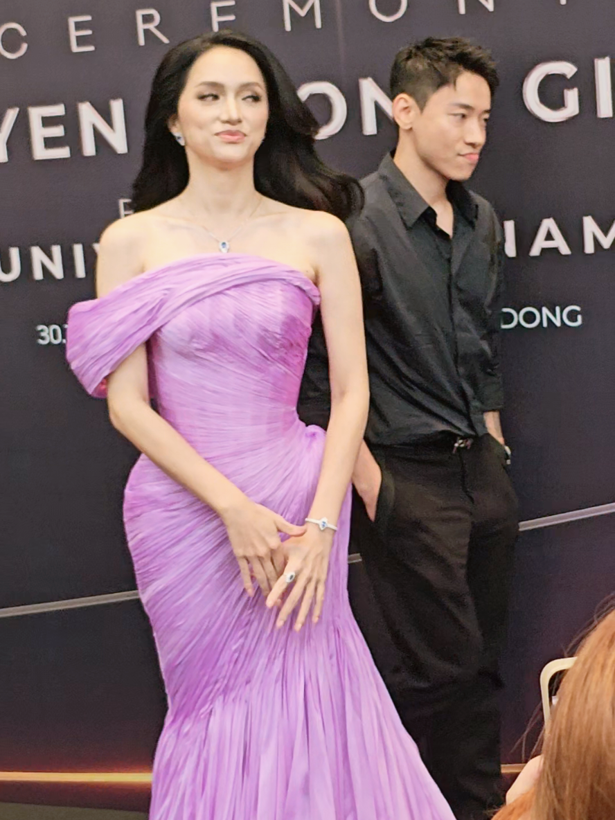 Thái độ lạ lạ của Phú Cường khi đến chúc mừng Hương Giang #huonggiang #phucuong #saigondaily 