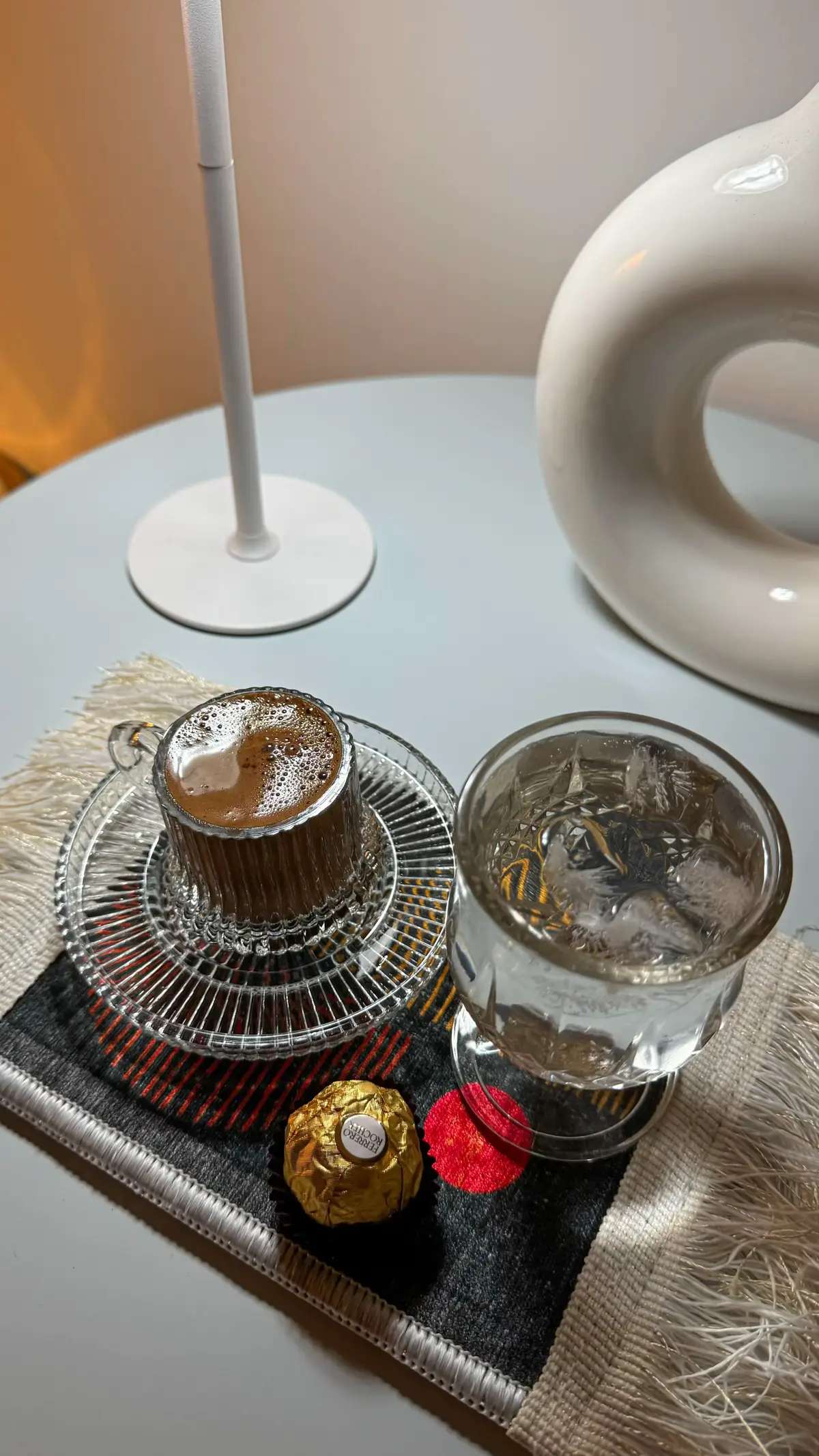 دائرتي صغيرة لأنني أحب الجودة ، وليست الكمية ✨. #ترتيباتي_الجميله #ايسكوفي☕🖇️ #اكلاتي #your_coffee #اناقة 