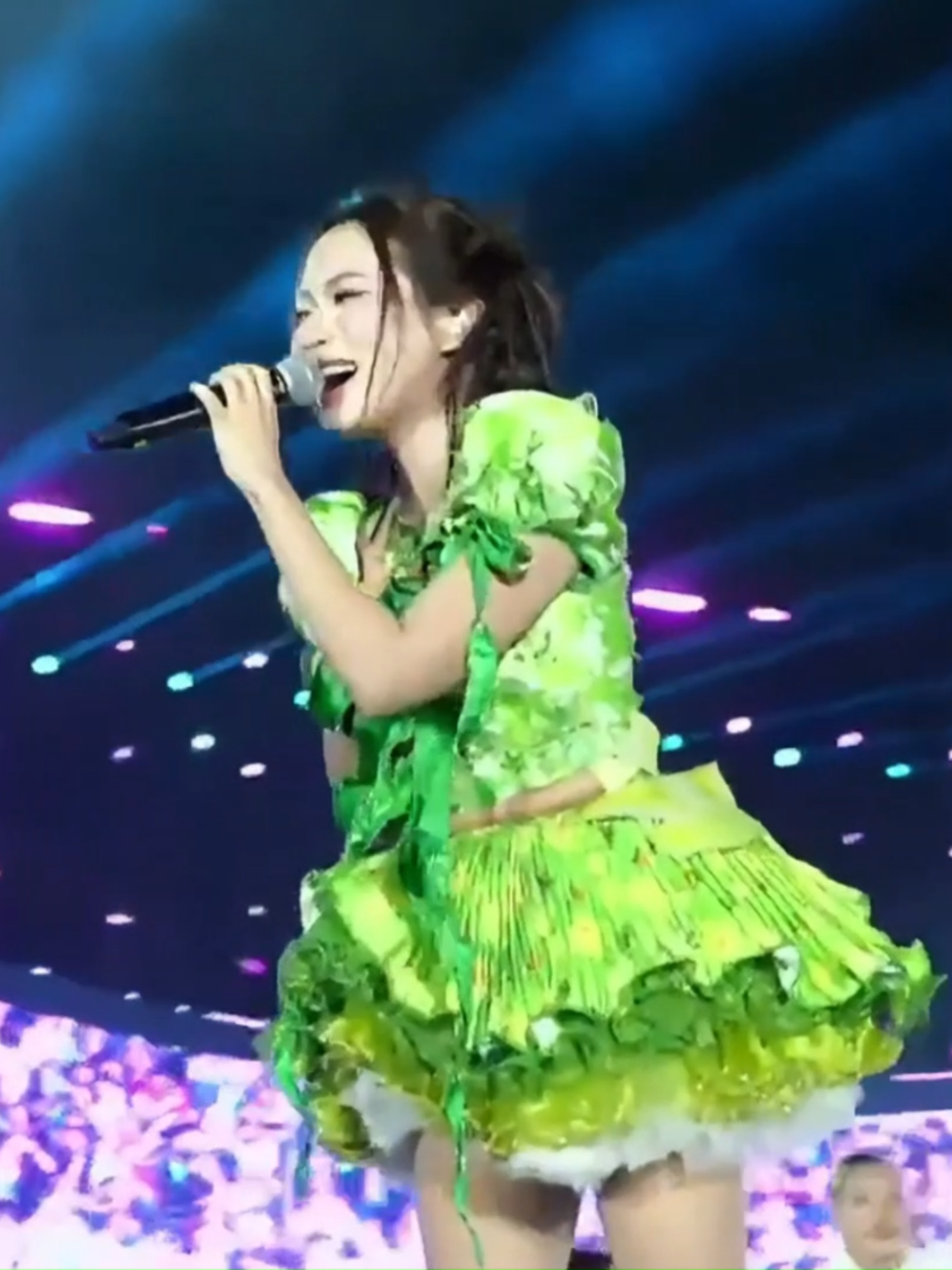 Một trong những khoảnh khắc đáng nhớ nhất tại Hạ Long Concert - khi Phương Mỹ Chi hát vang ca khúc “Made In Vietnam”, gửi trọn niềm tự hào và xúc động trong từng giai điệu ❤ #PhuongMyChi #VMAS #PMCEntertainment