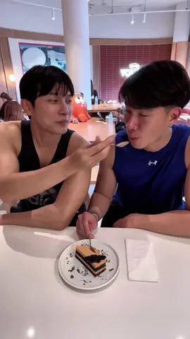 Halloween Cake หวานมาก 🎃 🍰 #mewtul #weareyoungcafe #fyp @Mew Suppasit @TUL PAKORN T. 