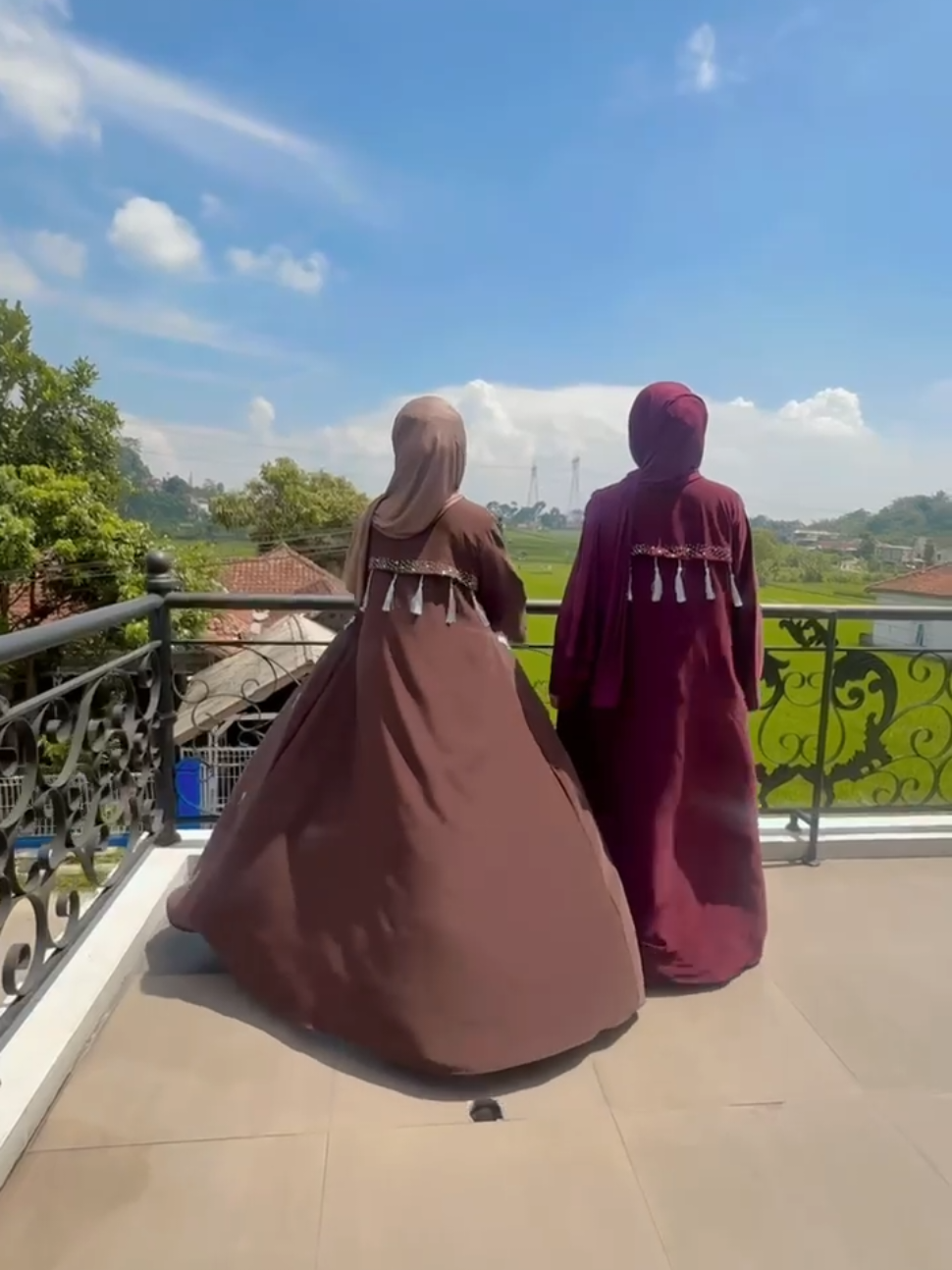 MasyaAllah 2 Warna Favorit Abaya Khanza Cantik banget saya bess..ci mahoghany cama Burgundy🥰  #aweenco #abayamesir #Abayalebaran2026 #abayaviralterbaru #abayafashion 