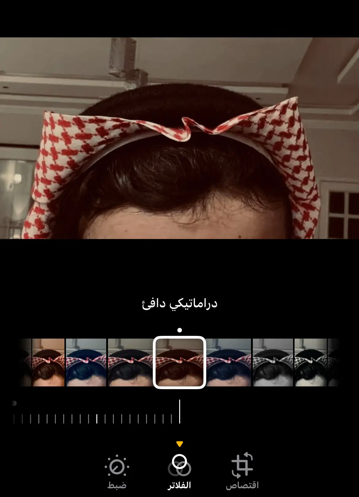 ياويل حالي عند شوفه وفرقاه ياويل حالي لا تهجاو حروفه اخاف اشوفه ماتهنا بلقياه واخاف من فرقاه معاد اشوفه قلبي يبيه ولا له بقلبي اشباه اختار الحاله وحطه بجوفه