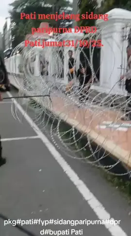 #pkg tv #menjelang pelaksanaan agenda sidang paripurna dprd pati  jumat31 oktober 2025.pengamanan di dprd pati di persiapkan guna mengantisipasi gesekan dari kedua blh kubu.kawat berduri sudah di pasang di sepanjang gedung dprd pati.