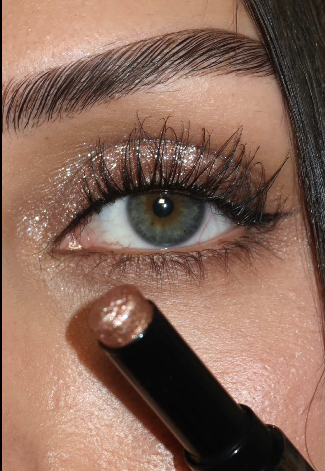 Do not sleep on the @DanessaMyricksBeauty foil cream eyeshadows !! #makeup #eyeshadow #glittereyeshadow #sparklyeyeshadow #easymakeup 