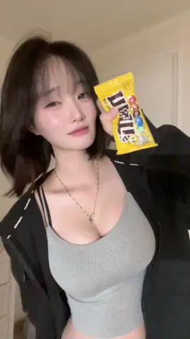 엠앤엠 먹을래 말래 🍫 엠앤엠즈와 아일릿이 함께하는 #M댄스챌린지 함께해요! 🎁 11월 16일까지 참여하면 아일릿 싸인 포스터 12명, M&M’S 초콜릿 선물 박스 50명 총 62명을 추첨해 선물을 드려요! 여러분만의 밝고 신나는 M댄스를 보여주세요 😆 ✨ 참여 방법 (@M&M’S KR 공식계정 태그) ① 