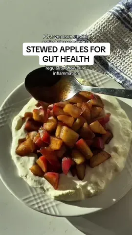 They’re in season + so cozy, this is the time to make it !!  Dice 1 apple Add to a small pot with a drizzle of maple syrup, vanilla extract and cinnamon, mix Place over low/medium with the lid on for ~5min The apples are ready when they become soft Enjoy :) #stewedapples #guthealth #healthybreakfast 