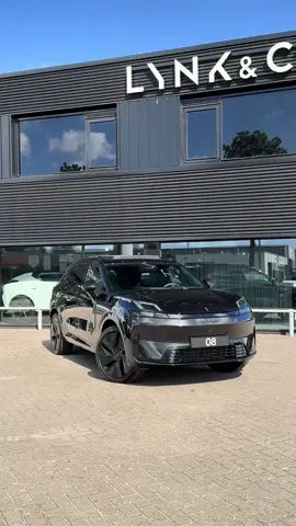 Niet zomaar een SUV. Dit is de nieuwe standaard.  De Lynk & Co 08. Hybride, luxueus en alles behalve gemiddeld.  #lynk #lynkco #luxurycars #suv #cartok 