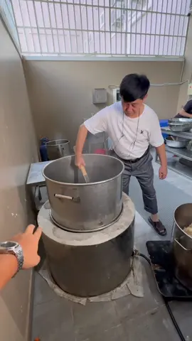 សុំខ្លាចហេីយជេីងចាស់​ សូម្បីតែជេីងឆ្នាំងចង្ក្រានរំងាស់ស៊ុបក៏ច្នៃអោយស៉ីហ្គាសតិចបានដែរ​  😋😋 ហាង​ ស៊ុបកម្លាំងគោខ្មែរ​  #ព័ត៌មានលម្អិតក្នុងខំមិន #fblifestyle #eatame​ 