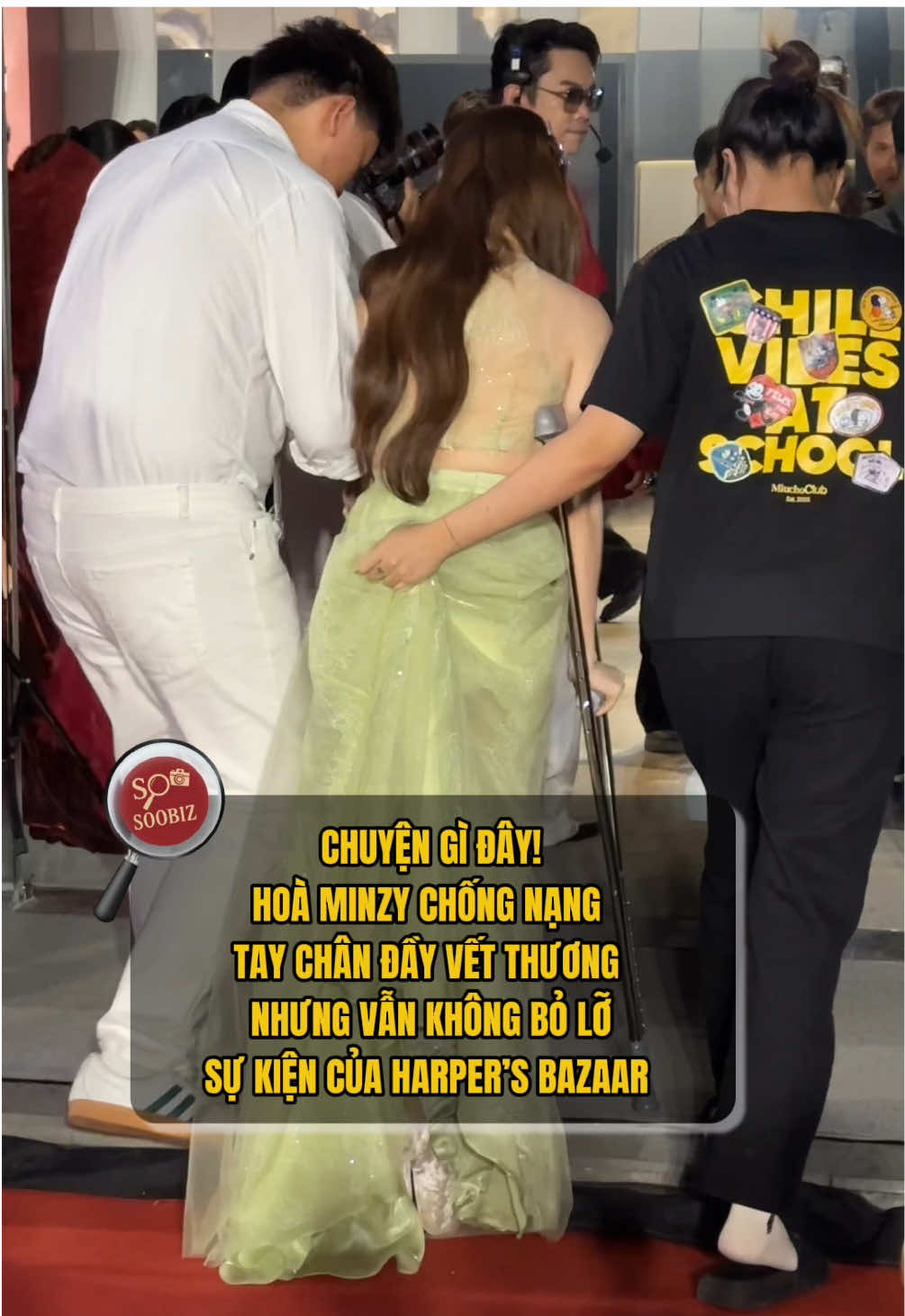 Hoà Minzy tay chân đầy vết thương, chống nạng trên thảm đỏ sư kiện của Harper’s Bazaar  #TikTokGiaiTri #SoiSoobiz #hoaminzy 