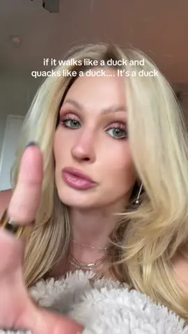 CLOCK IT‼️⏰ but actually though, she doesn’t have a secret. Normalize normal again and you’ll be so much happier and healthier  #balance #femalefitness #weightlossforwomen #fatlossforwomen 