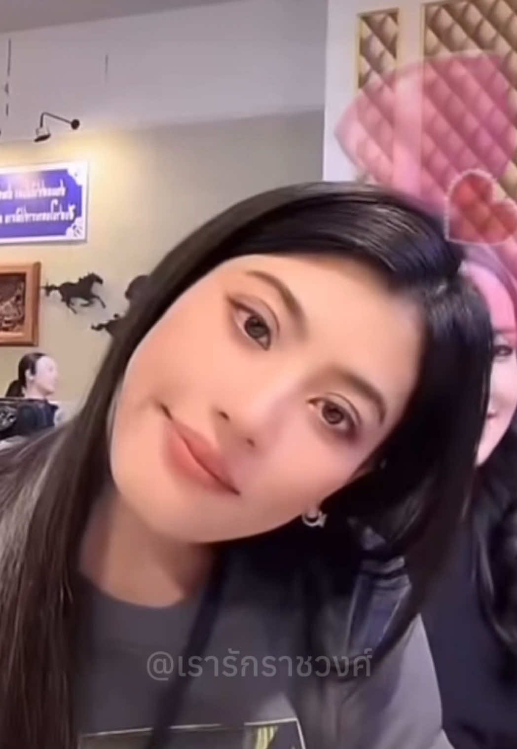 คอมเมนต์ : เหมือนพระองค์หญิงเลยค่ะ ท่านหญิง : ก็องค์หญิงเองจ๊ะ ไม่เหมือนแต่ใช่เลย  อะไรใหม่ๆมาก องค์หญิงทรงเป็นกันเองมากเพคะ แฟนคลับส่งของขวัญใน TikTok ให้ท่านเยอะมาก ทรงพระเจริญเพคะ ❤️💫🙏🏼 Cr. TikTok @Fookiebeautyofficial (ช่างแต่งหน้าส่วนพระองค์) ปรับให้ทางการ #องค์หญิง #พระองค์หญิง #เจ้าฟ้าสิริวัณณวรี #ราชวงศ์จักรี #ทรงพระเจริญยิ่งยืนนาน 