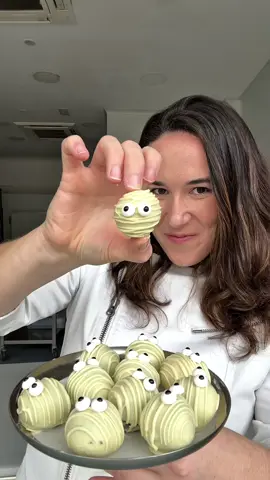 RECETA | Bombones momia para Halloween 👻 Ingredientes: 🍪 16 galletas (utiliza tus galletas favoritas) 🥄 1 cucharada de queso crema 🍫 Chocolate blanco (y un poquito de negro si haces los ojitos tú) ✨ Paso a paso: 1️⃣ Tritura las galletas hasta que queden como polvo. 2️⃣ Mezcla con el queso crema hasta tener una masa moldeable. 3️⃣ Haz bolitas de 20 g y enfría. 4️⃣ Baña en chocolate blanco, enfría otra vez y decora con rayitas de chocolate. 5️⃣ Añade los ojitos (o hazlos con puntitos de chocolate negro).