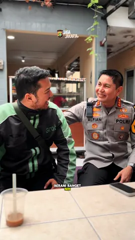 Apresiasi setinggi-tingginya kami sampaikan kepada driver ojol, Mas Fauzi, yang dengan kepekaan dan keberaniannya berhasil menggagalkan aksi curanmor di wilayah Cakung, Jakarta Timur. Berawal dari kecurigaan sederhana melihat motor dengan kunci janggal yang didorong dua pria, Mas Fauzi tak tinggal diam. Ia berinisiatif menegur, menggali informasi, hingga akhirnya menghubungi petugas Polsek Cakung. Berkat respon cepat tersebut, satu unit motor yang diduga hasil curian berhasil diamankan. Tindakan ini menjadi bukti bahwa rasa peduli dan keberanian warga adalah kekuatan nyata dalam menjaga lingkungan. Karena keamanan bukan hanya tugas Polri, tetapi tugas kita bersama. #jagajakarta