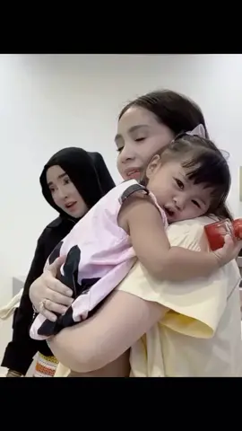 bukan sedarah tapi ketulusan hati ibu yang menyayangi anak² nya😍❤️ #lily #tetehlily #ranaimamalika #pulenlily #raffinagita1717