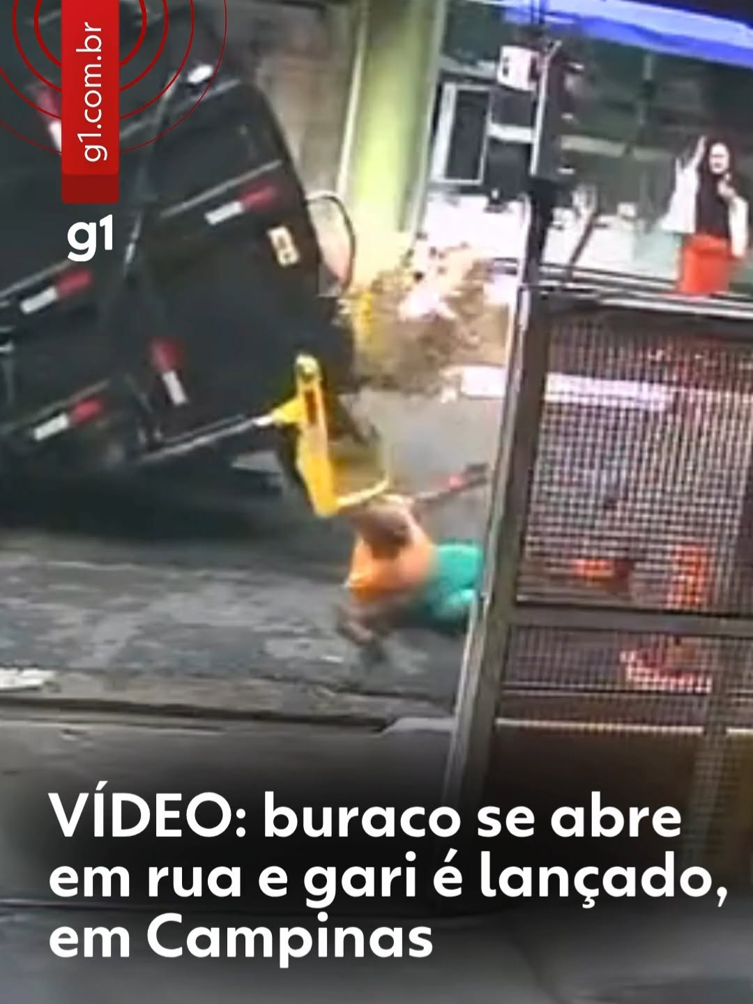 Susto - Um buraco se abriu após um caminhão de coleta de lixo passar pela Rua Barão de Jaguara, na região central de Campinas (SP), na tarde desta quarta-feira (29). Imagens de câmeras de segurança mostram o momento que a via afunda e, com o impacto, o gari é lançado para o alto e cai ao chão. O vídeo registrou o momento em que a cratera se forma abaixo da roda traseira do veículo. Após cair da caçamba, alguns dejetos sólidos e líquidos caem sobre o gari. Veja a reportagem completa em g1.globo.com/campinas. (🎥: Lucas Gonçalves/Eduardo Portugal/Júlio César Melo) #g1 #g1local #campinas #tiktoknotícias