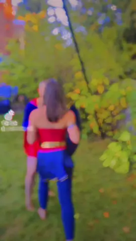 🎃 Spécial Halloween Wonder Woman 🆚 Supergirl — un affrontement aérien où la puissance rencontre la grâce.  Artiste 2 @Debbie Fiset  《 Il y a une force invincible dans chaque femme qui choisit de se relever et de briller. 》 — Anonyme                                        #fyp  #viral #foryou  #trending #aerialist 