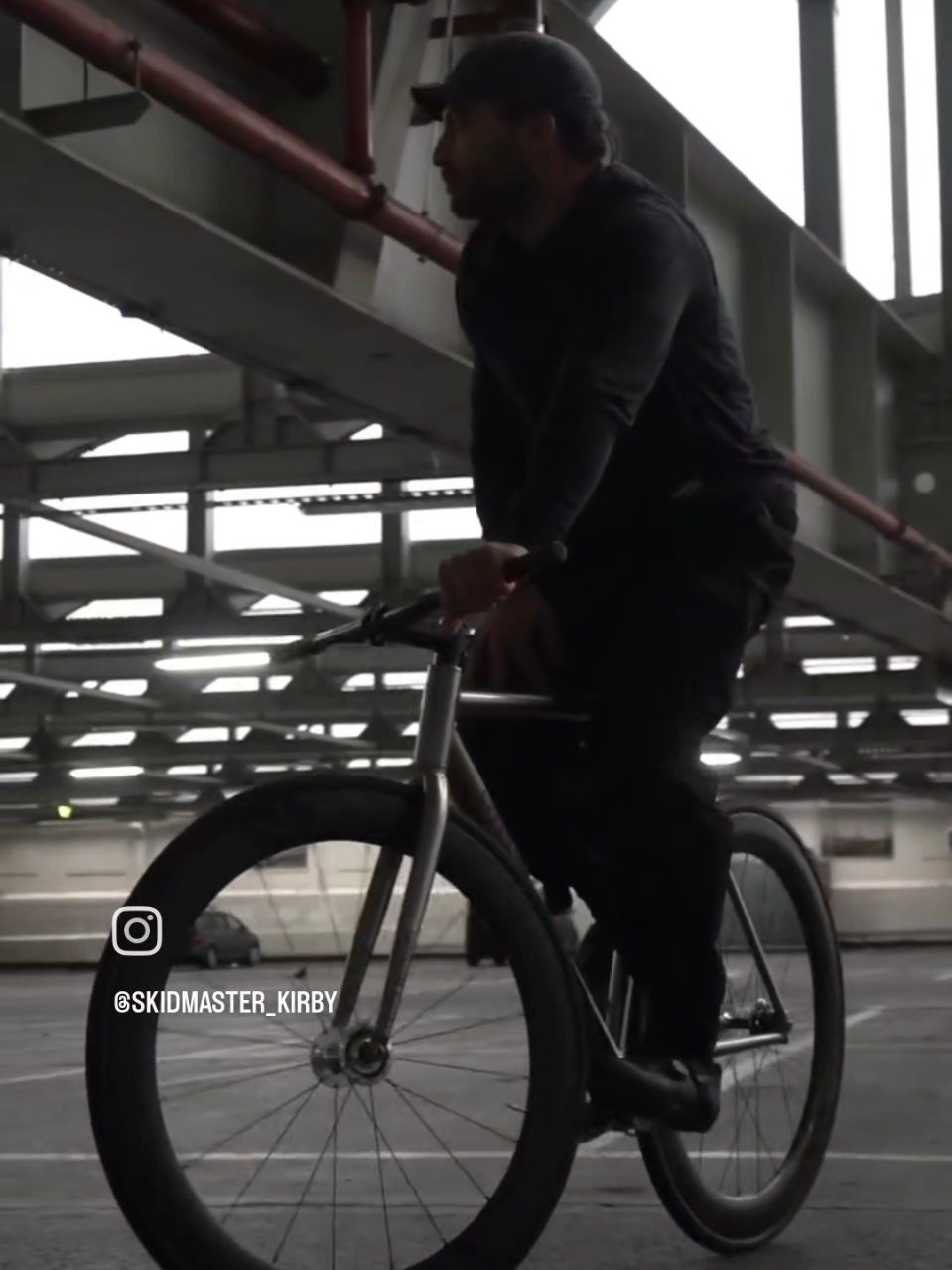 Jerkin on bike @MAXOMATiC  #Bike #dancer #fixedgear #jerkinaintdead 