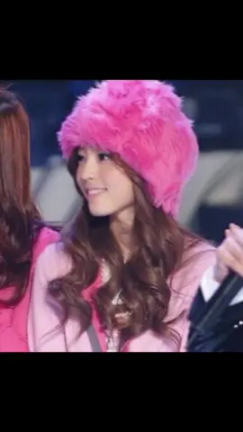 Seungyeon being too scared to show but then it looks pretty 🌸 #gyuri #seungyeon #kpop #kara #fyp