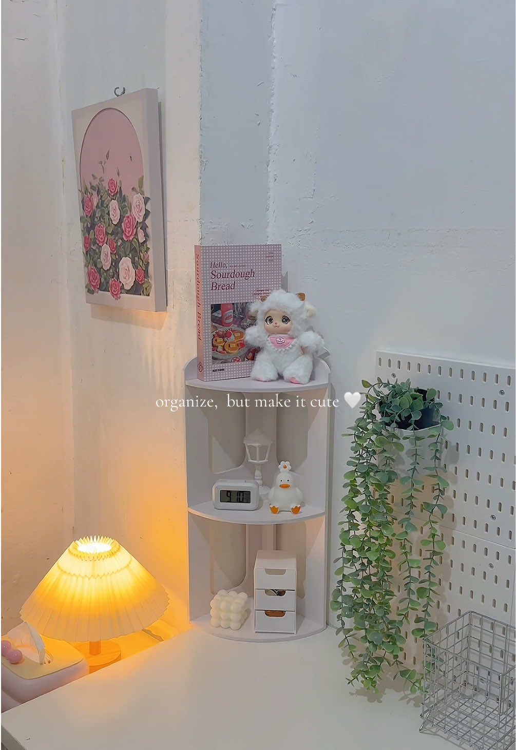 Replying to @mona ᡣ𐭩 making that corner useful but in a cute way 🎀✨ #deskorganizer #deskorganization #desksetup #deskgoals 