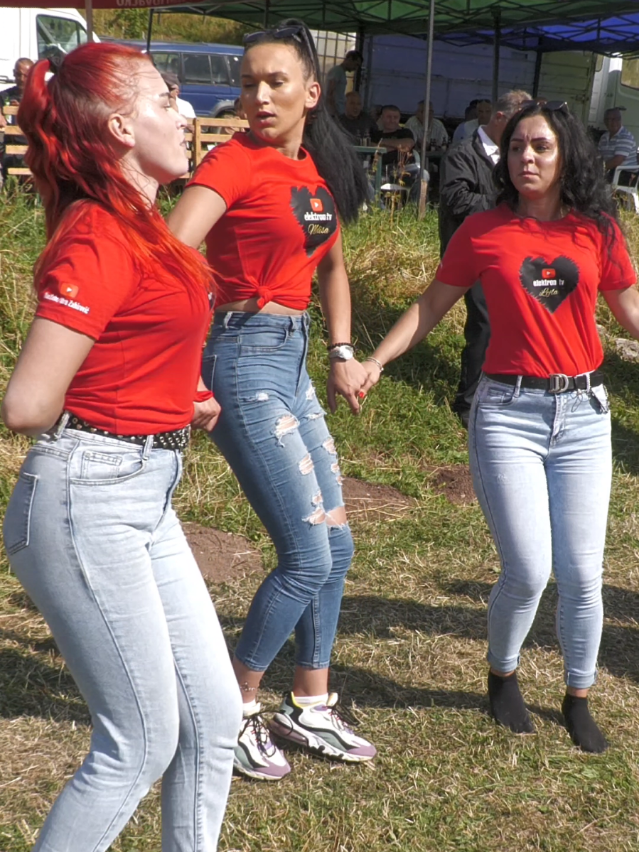 elektronke prave lom na Lukomiru! @melyy__18 @⚜️ #show #dance #kolo #youtube #elektrontv 
