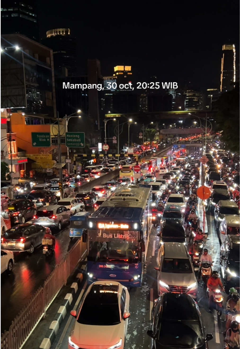 secuil kemacetan di jkt hari ini >> naik tj dari duren tiga dan stuck 1 jam lebih. alhasil memutuskan untuk jalan kaki sampe trans tv 🥲