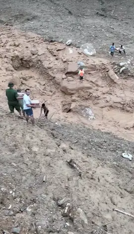 Cứu trợ tạm thời cho bà con đở đói vì sạt lỡ#28/10/2025# trà my# quảng nam#