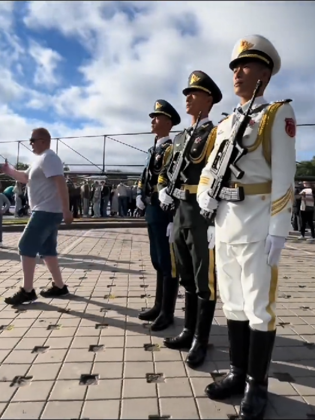 “Đẹp trai đồng đều vậy rồi, không biết nên chụp với anh nào trước luôn 😆🇨🇳” #quandoitrungquoc #quannhantrungquoc #dieubinhdieuhanh #china🇨🇳 #tiktoktrungquoc 