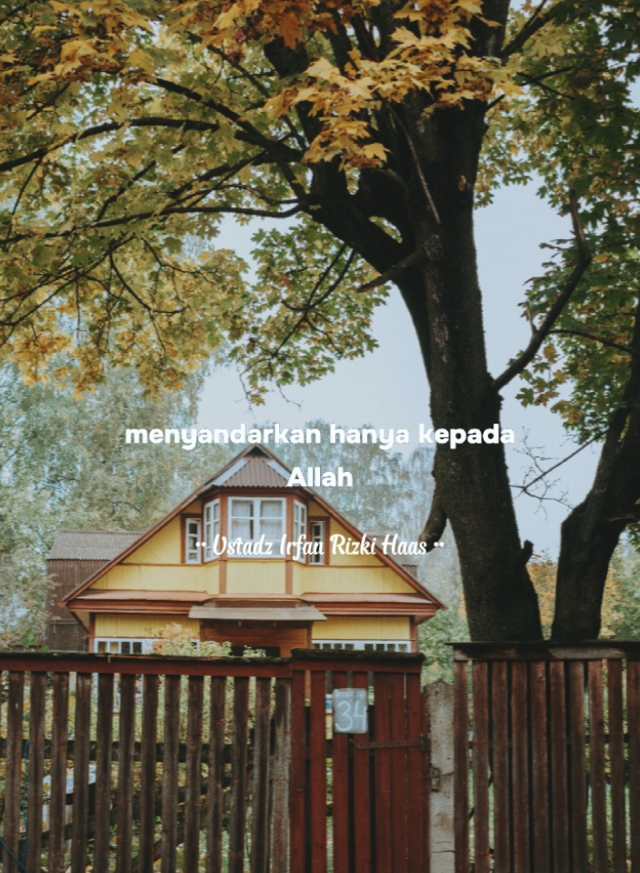 Bergantung hanya kepada Allah berarti menaruh seluruh harapan, keyakinan, dan ketenangan hati hanya kepada Allah — bukan kepada manusia, harta, jabatan, atau sebab-sebab duniawi. Inilah hakikat tawakal yang sejati. 🕋 Dalil dari Al-Qur’an: “Dan hanya kepada Allah hendaknya kamu bertawakal, jika kamu benar-benar orang yang beriman.” (QS. Al-Mā’idah: 23) 🌿 Maknanya: Seorang mukmin berusaha sebaik mungkin, tetapi hasilnya diserahkan sepenuhnya kepada Allah. Ia yakin bahwa tidak ada yang dapat memberi manfaat atau menolak mudarat kecuali Allah. Ia tidak bergantung pada makhluk, karena makhluk hanyalah perantara, sedangkan Allah-lah Pemilik segala urusan. 💬 Hadis Rasulullah ﷺ: “Seandainya kalian bertawakal kepada Allah dengan sebenar-benar tawakal, niscaya kalian akan diberi rezeki sebagaimana burung diberi rezeki; ia pergi pagi dalam keadaan lapar dan kembali sore dalam keadaan kenyang.” (HR. Tirmidzi) 🌸 Inti dari bergantung kepada Allah: Yakin bahwa Allah Maha Mengetahui dan Maha Mengatur segalanya. Tenang hati walau belum tahu hasilnya. Tidak kecewa ketika sesuatu tak sesuai harapan, karena percaya Allah punya rencana terbaik. Tetap berusaha, sebab tawakal bukan berarti pasrah tanpa ikhtiar. #motivasi #ceramahpendek #ceramahsingkat #muhasabahdiri #ustadzadihidayat 