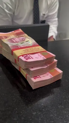 suara berisik yg paling ku suka adalah suara mesin penghitung uang ini .. klo bisa sih tiap hari dngarin bginian adem dah fikiran 😇 ( bukan video saya. tapi kalo butuh, silahkan di ambil buat story sosmed sumeton ) #uang #videomentahan #mentahanvideo #mentahan 