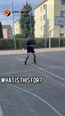 ‼️CAPTION⬇️ 🇺🇸Tennis-oriented drill: The athlete must always respond to the coach’s calls. When the ball is thrown to them, they must use precise footwork to complete the challenge as quickly as possible. This involves both baseline shots and approaches to the net. 🇩🇪Tennisorientierter Drill: Der Athlet muss grundsätzlich auf Zahlen des Coaches reagieren. Wenn er zusätzlich den Ball zugeworfen erhält, gilt es mit präzisem Footwork, die ihm gestellte Herausforderung so rasch als möglich zu absolvieren. Einerseits handelt es sich um Baseline-shots sowie auch um Approaches zum Netz. #orientierung #original #athletics #art #model       