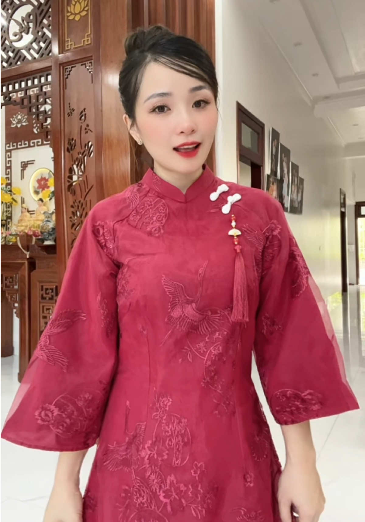 Mỗi dịp xuân về, chỉ cần khoác lên mình tà áo dài đỏ là thấy lòng bình yên 🌸 Vẻ đẹp truyền thống chưa bao giờ lỗi thời ❤️ Bạn đã chọn được chiếc áo dài cho mình chưa? #aodai #xuhuong #viralvideo #trending #viral 