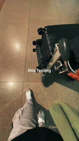 Ito yung feeling na masaya na malungkot. Masaya kasi natupad mo yung pangarap mo. Malungkot kasi malalayo ka sa mahal mo sa buhay.  Pero sa kabila ng lungkot nandoon parin ang saya salagkat nakikita mona yung mga pinag hihirapan mo before na akala mo hindi mo kaya.  Kaya itong feeling na ito ang pinaka masarap sa lahat! #seacharls #fypシ #marinotiktok #fyp #viral 