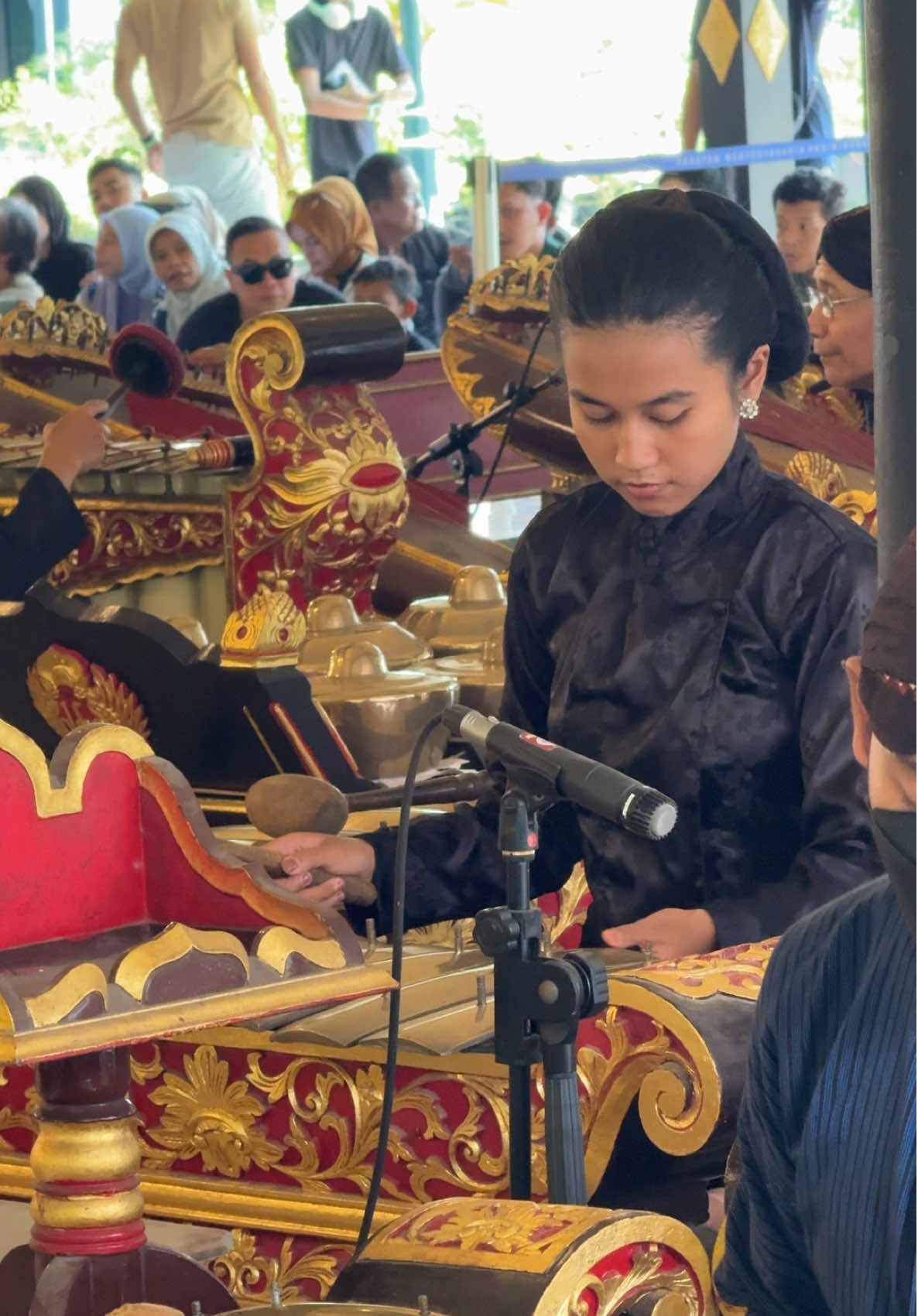 Ia tak selalu menari di panggung. Kadang, ia duduk di balik gamelan. #yogyakarta #kratonjogja #budaya 