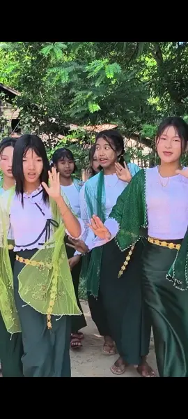 #ကျောင်းကထိန်လှည့်လာတာလေးသဘောကျလို့ #မြင်ပါများပီးချစ်ကျွမ်းဝင်အောင်လို့🤒🖤 