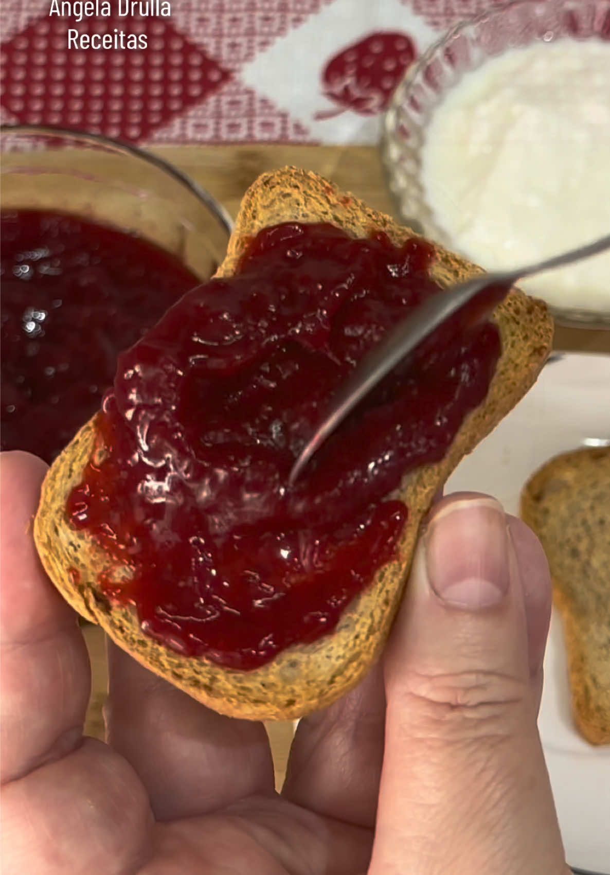 GELEIA DE MORANGO CASEIRO  INGREDIENTES: -650 gramas de morangos  - 6 colheres (sopa) de açúcar  - suco de 1/2 limão #geleia #geleiasartesanais #receitas #receitasfaceis 