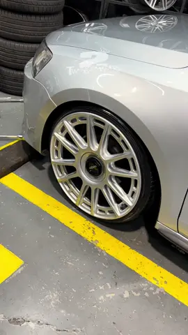 Jettao chegou aqui com as rodas raspando e saindo para fora. Resolvemos esse problema! 🔧 Analisamos o que poderia ser feito e executamos o serviço de embuchamento + ajuste de offset. #volkswagen #jetta #rodas #aro20 #fyp 