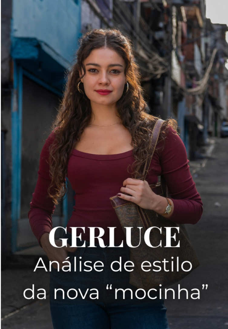 A Gerluce, de Três Graças, é um retrato perfeito da vestimenta da mulher real: simples, funcional, mas com cuidado dentro das suas possibilidades. Claro que existem pequenos ajustes que poderiam elevar ainda mais a imagem dela se estivéssemos falando de uma pessoa real, mas temos que parabenizar a caracterização de três graças por colocar uma personagem que se cuida, mesmo diante de sua realidade. #sophiecharllote #analisedeestilo #estrategiadeestilo 