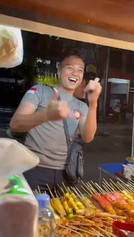 gk asing lagi kan sama mas yang satu ini 🤭 dia menyapa kita lagi dong,tk kasih info mumpung masnya masih di @Angkringanmbah_no .mumpung hari ini jadwal piketnya juga siapa tau mau fotbar atau mau nongkrong bareng. kita berlokasi di depan gerbang grapari telkomsel atau barat polres tulungagung 😉 c (hayow cobak sampai manah nih video kalai ini ) #tulungagungkota #angkringantengahkota 