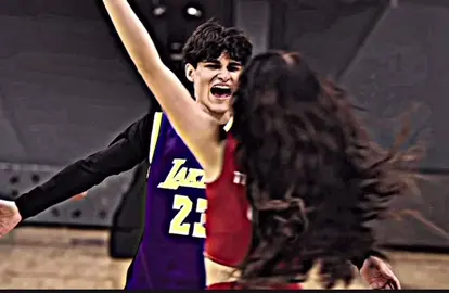 Чел сзади:🤟🏻@мусимка @Kira Timraleeva 