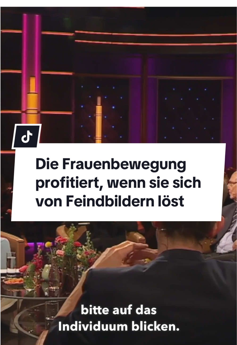 ALTE WEISE MÄNNER 📖❤️ Ich wurde einst gefragt, ob es nicht auch „alte weise Frauen“ gebe. Selbstverständlich gibt es sie, aber zum Glück sind sie kein (!) Feindbild. Und da liegt der Unterschied. Denn aus der Frauenbewegung mit all ihren Verdiensten wurde neuerdings eine Identitätspolitik, die sich Feindbilder wie „alte weiße Männer“ sucht. Es ist eben leichter, sich gegen etwas zu definieren, als eigene Werte zu setzen. Das Individuum und seine Werte sollten Maßstab sein, unabhängig von Geschlecht, Alter oder Hautfarbe. #AlteWeiseMänner #journalismus #foryoupagе #fyp  Quelle: MDR Riverboat @ARD Mediathek 