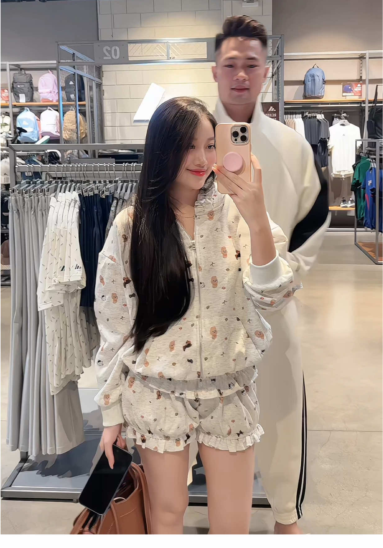 Thích lắm cái cảm giác 1 ngày trốn việc 2vc chở nhau đi lượn lờ ăn uống, shopping… nói với nhau đủ thứ chuyện trên trời dưới biển xong bất đồng quan điểm, cãi nhau rồi đi về 😀 @Huyền Mắt To @Chú Tư #thanhhuyenboutique #xuhuong 