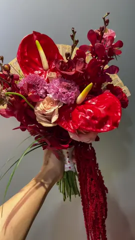 Bó hoa quạt tone đỏ cho các cô dâu thích rực rỡ, nồng cháy nha #xuhuong #tiemhoatuoi1992 