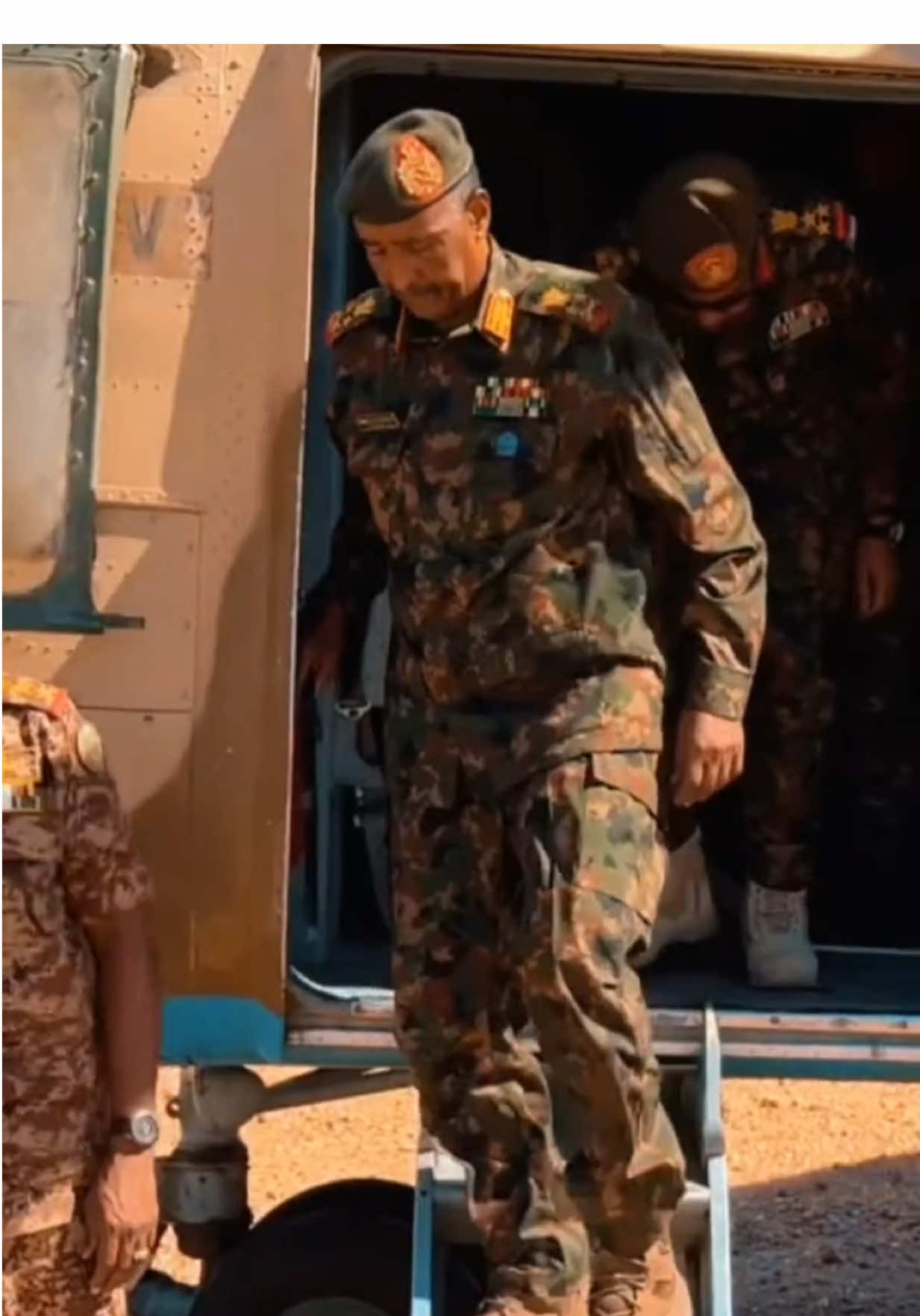 خلف القائد العام ✊🏻🔥 #البرهان #رئيس_مجلس_السيادة_عبدالفتاح_البرهان #الجيش_السوداني🇸🇩 #جيش_السودان #القوات_المسلحة_السودانية🦅🇸🇩🦅 