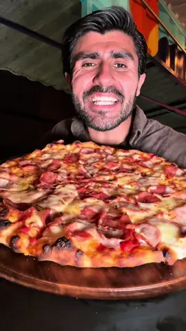 Los Mejores Pizzas Gigantes Artesanales en “Tutti Italia” de Santa María Garden. En Santa María la Ribera está una joyita escondida en CDMX. Un negocio de pura comida italiana que es una joyita. Venden pizzas, focaccias, calzoni. Probamos un calzoni de carnes, bien relleno, la masa muy buena. Pedimos una pizza falsa diavola con un queso bien cremoso, la masa ultra suave, delgada. También probamos una de mortadela con crema de pistacho joyita. Sus pizzas son artesanales hechas en horno de piedra. El lugar es bonito y sabe bien #Foodie #food #pizza #santamarialaribera #cdmx 