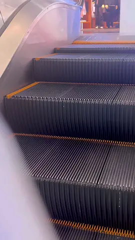 เจอตอนกำลังไปงานพอดีเลย ออร่ามากนี้ขนาดใส่แมสก็ว่าหลังคุ้นๆอยู่ข้างหน้าเงยหน้ามาตกใจเลย #porsuppakarn 