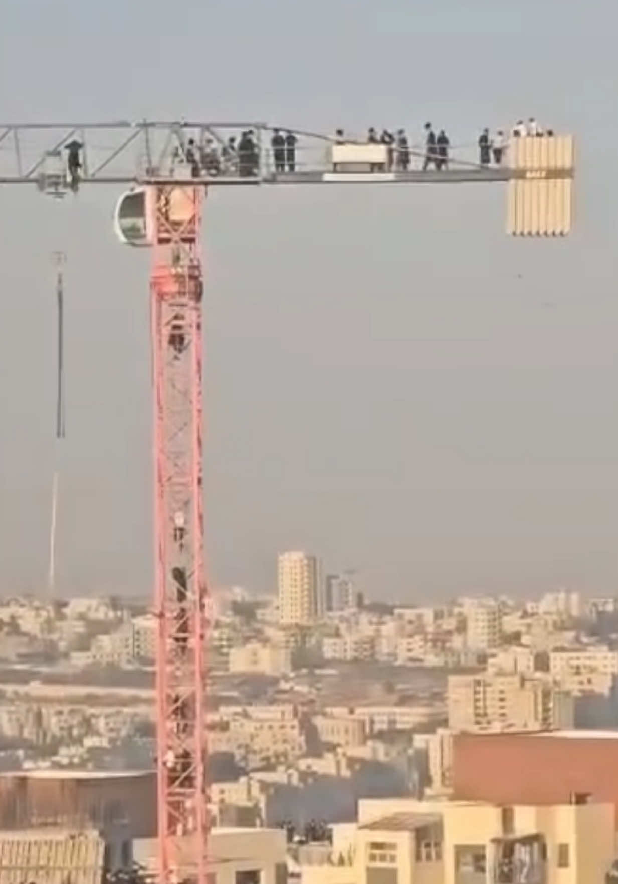 מטפסים על הסולם, יושבים בקצה: חרדים עלו על מנוף בגבוה עשרות מטרים בהפגנה בירושלים #חדשות12 #n12 #ירושלים