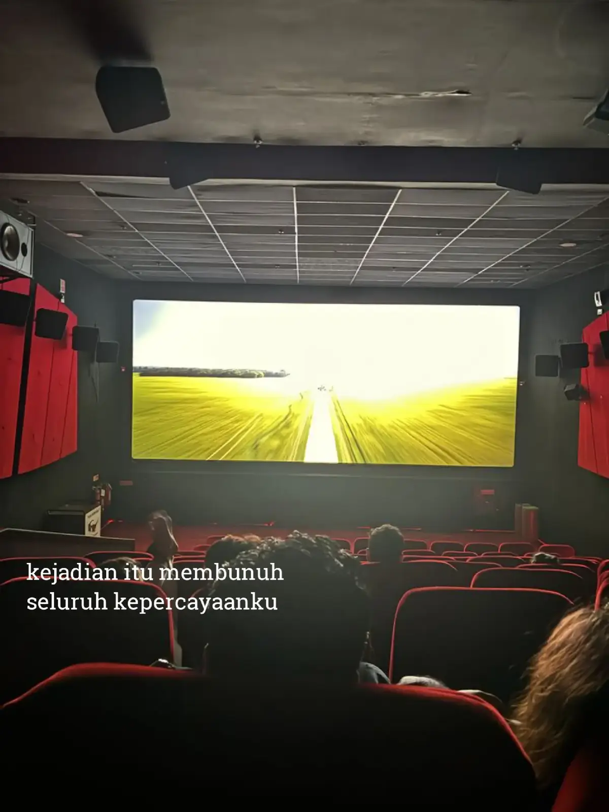 ••• 📝Bahan-bahan: -500 gram ayam (potong kecil-kecil) -10–15 cabai rawit merah (sesuaikan selera pedas) -5 siung bawang putih -4 siung bawang merah -1 ruas jahe (geprek) -1 batang serai (geprek) -2 lembar daun jeruk -1 sdm saus tiram -1 sdm kecap manis -½ sdm kecap asin -Garam dan gula secukupnya -Minyak untuk menumis 🔥 Cara Membuat: 1. Marinasi ayam dengan sedikit garam dan kecap asin selama ±15 menit. 2. Tumis bawang merah, bawang putih, jahe, dan serai hingga harum. 3. Masukkan cabai rawit (boleh diulek kasar atau diiris tipis). Tumis hingga sedikit layu. 4. Tambahkan ayam, aduk hingga berubah warna dan agak kering. 5. Masukkan saus tiram, kecap manis, kecap asin, garam, gula, dan daun jeruk. 6. Tambahkan sedikit air (sekitar 50 ml), masak hingga ayam matang dan bumbu meresap. 7. Koreksi rasa — pastikan pedas, gurih, dan sedikit manis. 8. Sajikan hangat dengan nasi putih! 🍚🔥 Selamat Mencoba!!!  #fyppppp #foryoupage #masukberandafyp 