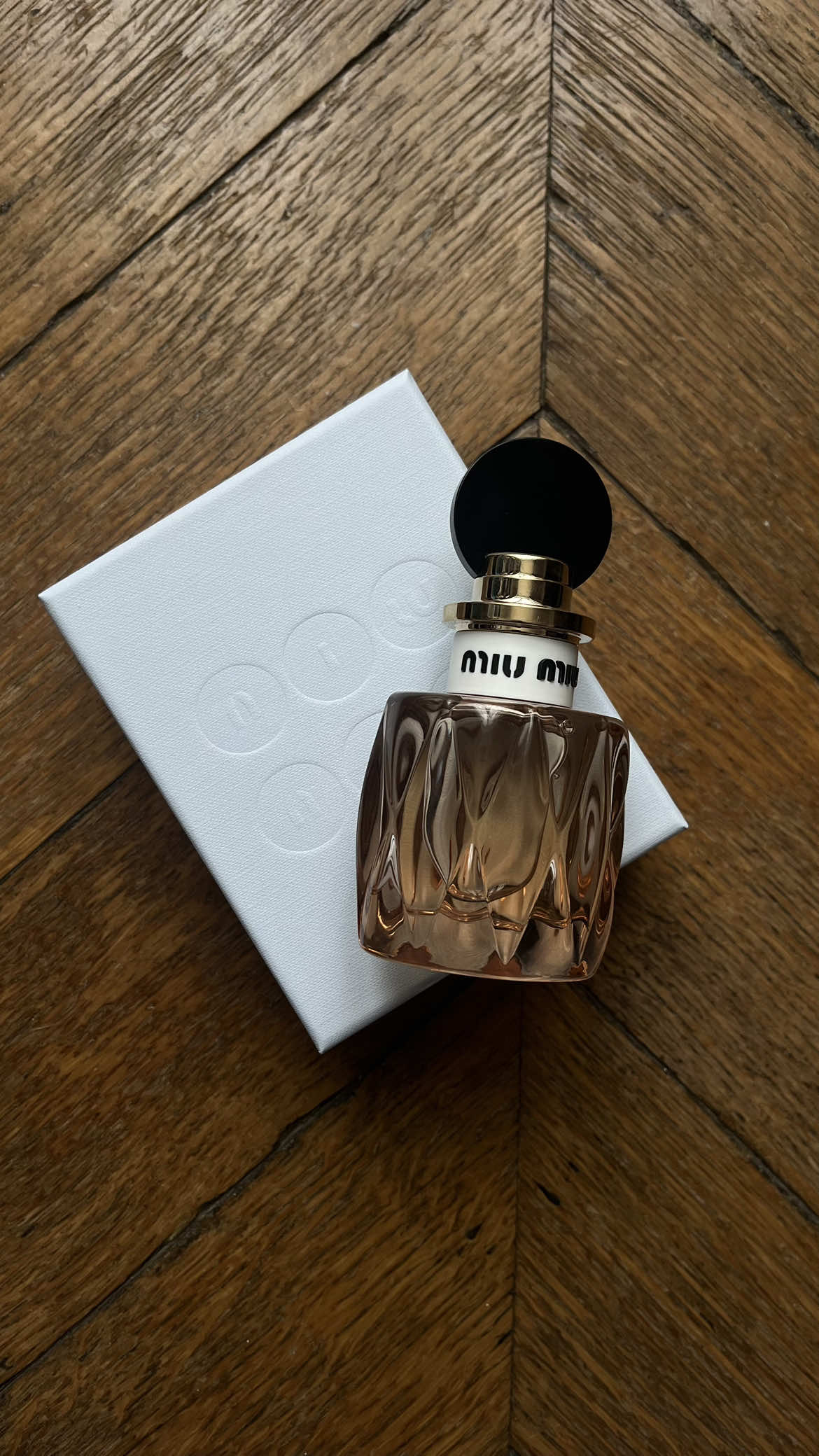 Le nouveau parfum floral @Miu Miu  Les notes : fraises, cœur gardénia, patchouli et vanille 🩵  #miumiubeauty #miutinebydefiniton #parfum #miumiu 